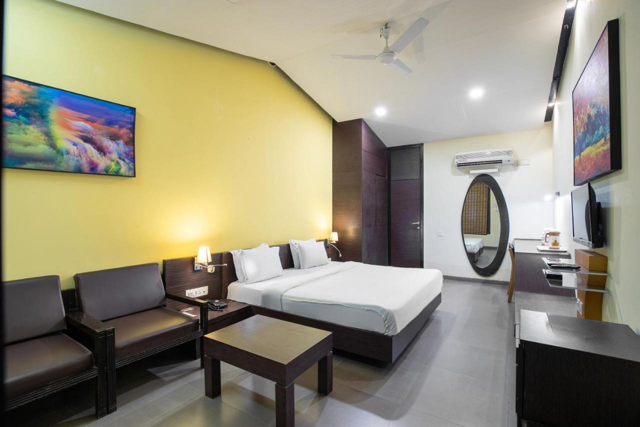 Capital O 47539Capital O Umbergaon Club Hotel Umargām Eksteriør billede